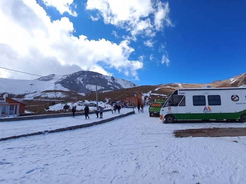 Operativo por caída de nieve en el volcán Xinantécatl