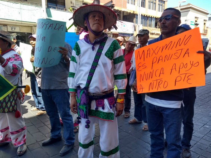 Opositores se manifiestan frente al Congreso