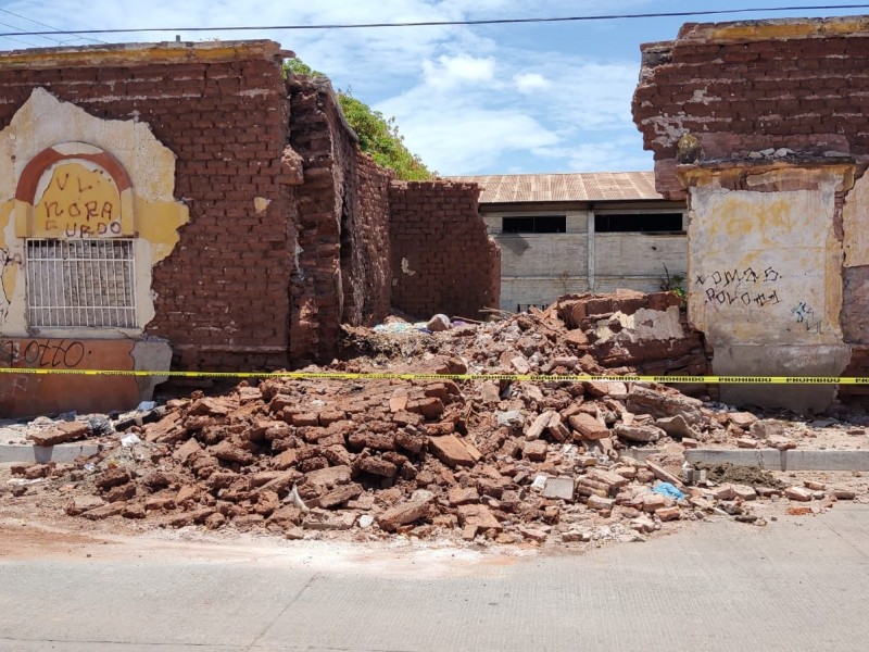 Ordenan demoler riesgosa construcción en ruinas