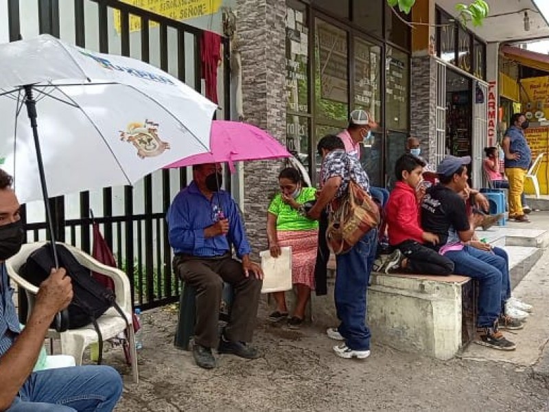 Ordenan retirar carpa frente al Hospital Civil