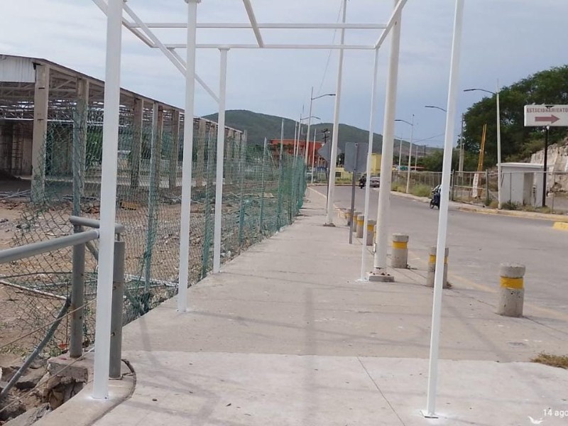 Ordenan retiro inmediato de estructura que acapara banqueta en Topolobampo