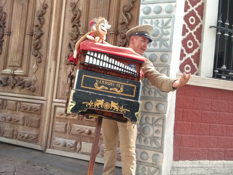 Organillero se gana la vida en las calles