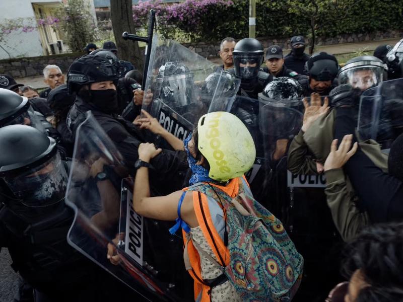 Organismo condena agresiones durante protesta en Casa Jalisco