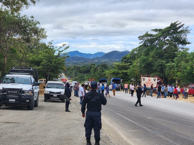 Organización civil protesta con bloqueos carreteros en el Istmo