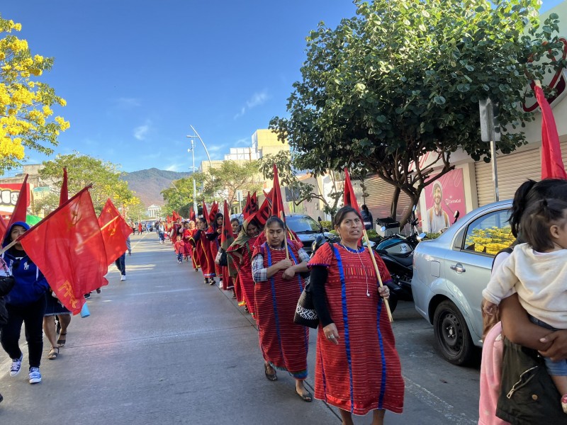 Organizaciones sociales exigen justicia por asesinatos; detienen transito en Oaxaca