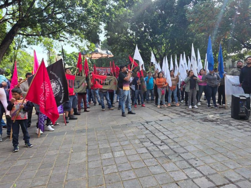 Organizaciones sociales marchan en respaldo al magisterio oaxaqueño