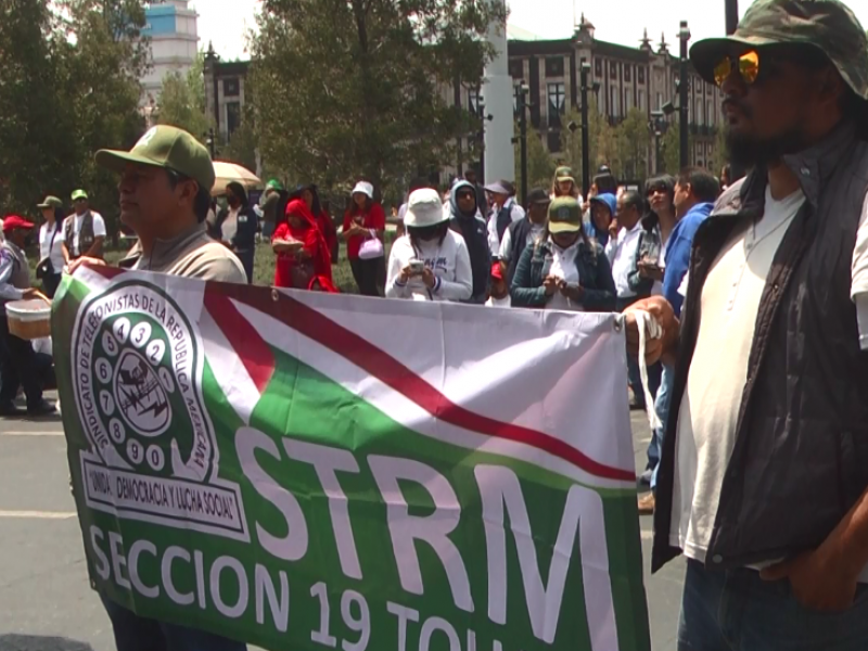 Organizaciones y sindicatos se congregan en plaza de Los Mártires