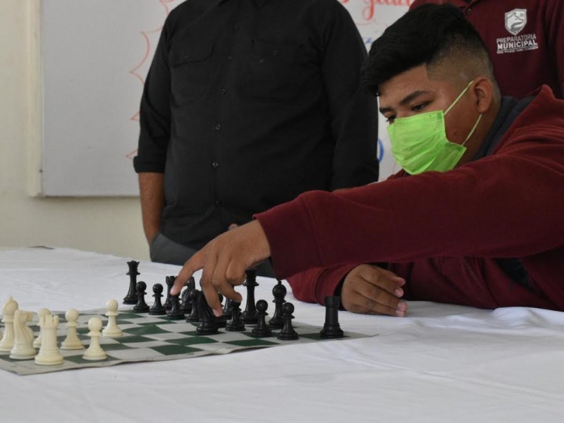 Organizan en preparatoria municipal torneo de ajedrez