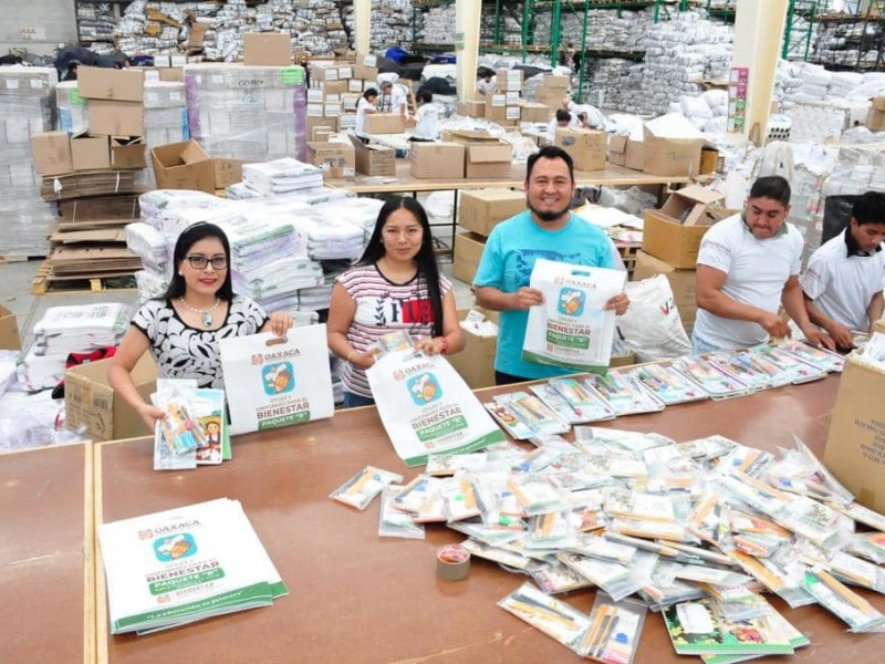Organizan  paquetes del Programa Útiles y Uniformes para Oaxaca