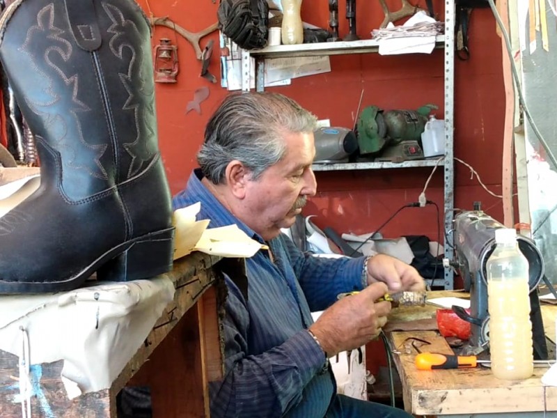 Orgulloso Ignacio de ser único fabricante de botas a medida