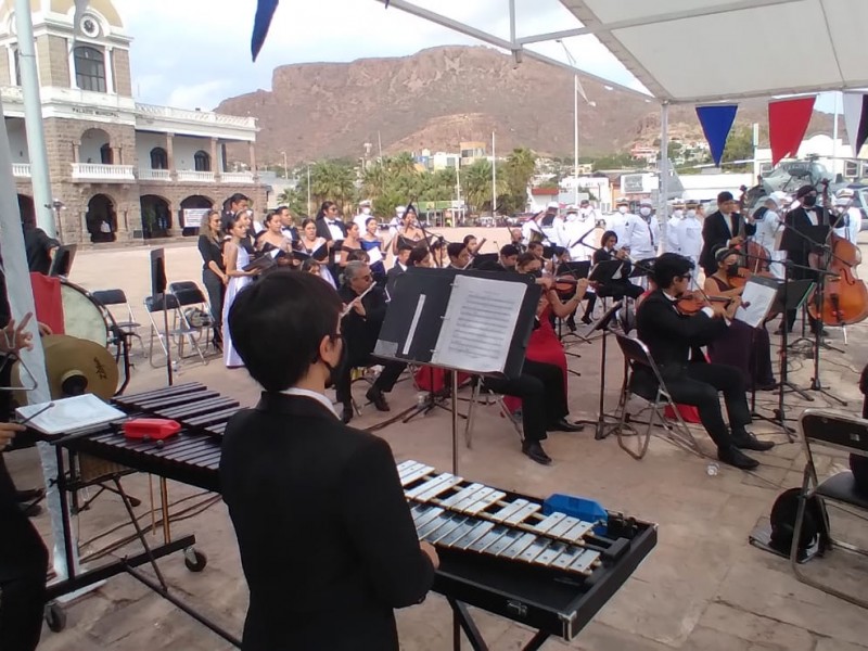 Orquesta filarmónica presente en eventos conmemorativos