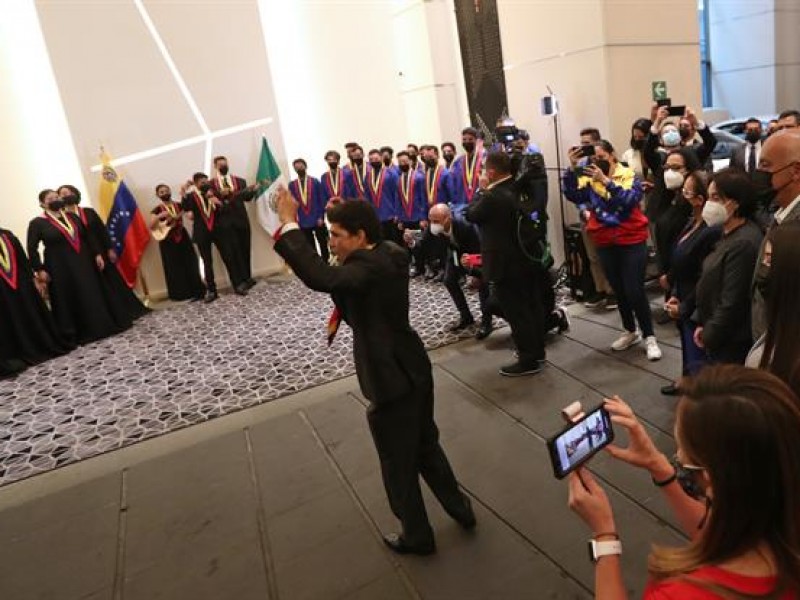 Orquesta venezolana ofrece concierto a los negociadores en México