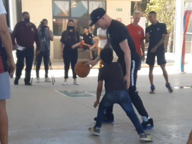 Ostioneros Conviven con los niños en clausura de campamento