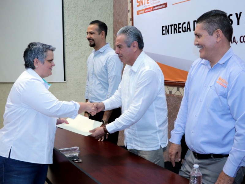 Otorgan becas a docentes para estudios de posgrado