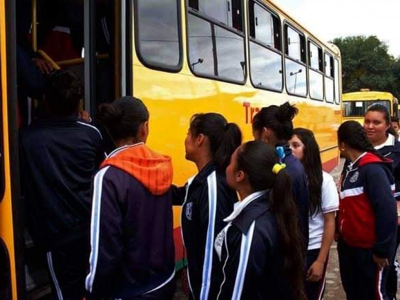 Otorgan becas de transporte a estudiantes del municipio de Chilchota