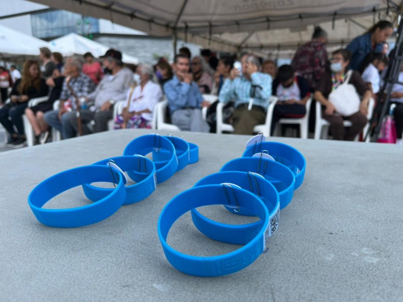 Otorgan brazaletes de geolocalización a adultos mayores y personas