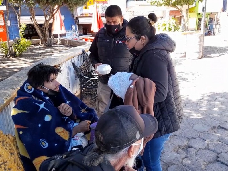 Otorgan cobijas y comida a personas en condición de calle