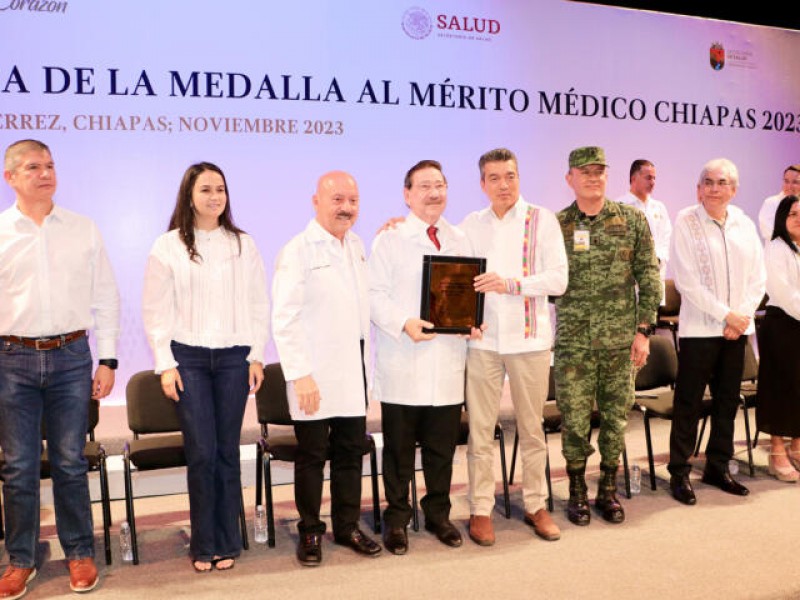 Otorgan en Chiapas la Medalla al Mérito Médico 2023