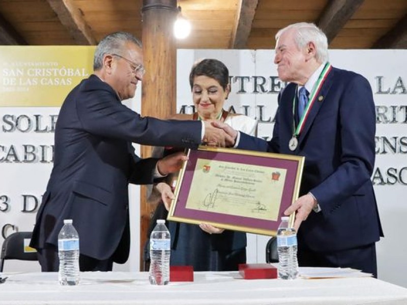 Otorgan medalla al mérito sancristobalense