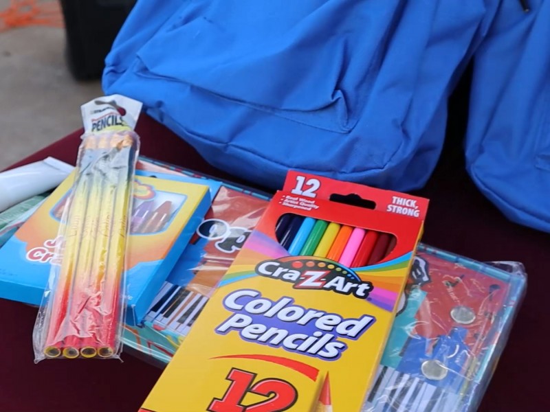 Otorgan mochilas con útiles escolares a niños de familias vulnerables