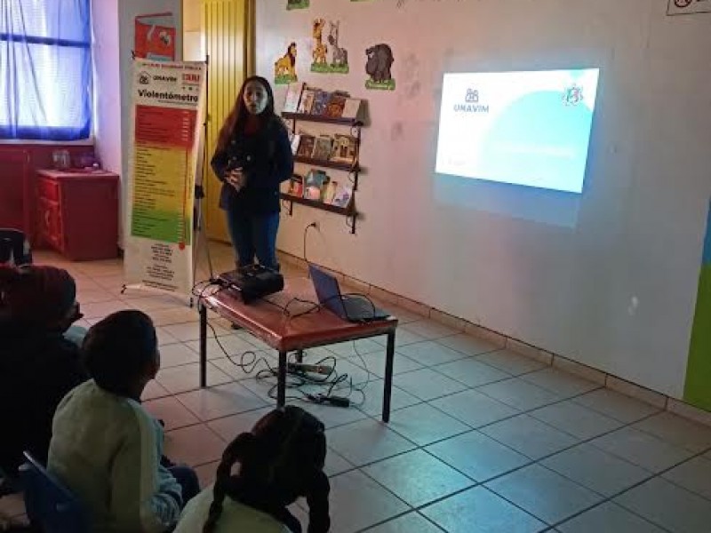 Otorgan pláticas de prevención del delito en escuelas