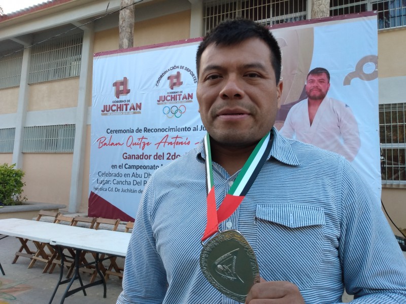 Otorgan reconocimiento a deportista Juchiteco