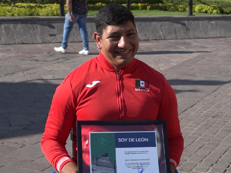 Otorgan reconocimiento a Jesús Hernández, nadador paralímpico