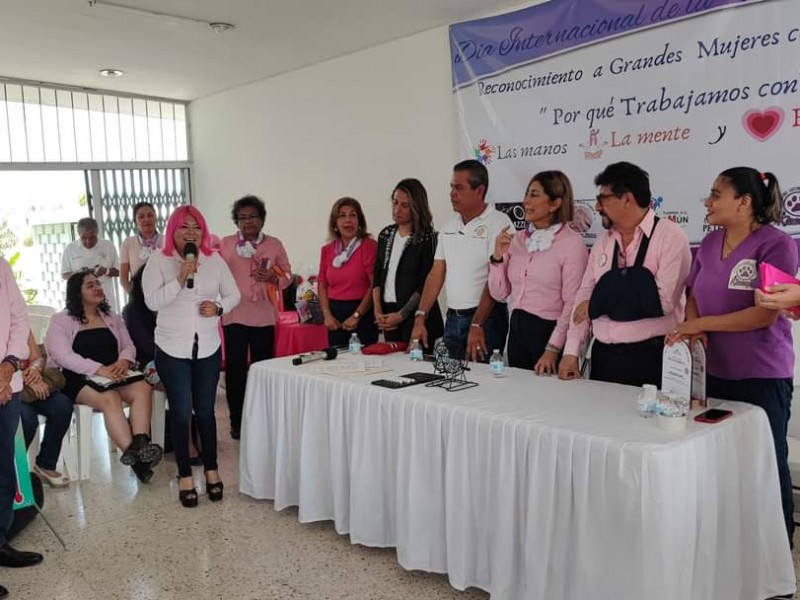 Otorgan reconocimiento a mujeres con oficio en Tuxpan