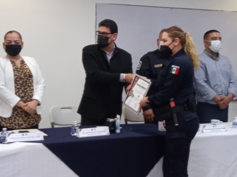 Otorgan reconocimiento del mes de marzo a mujer policía