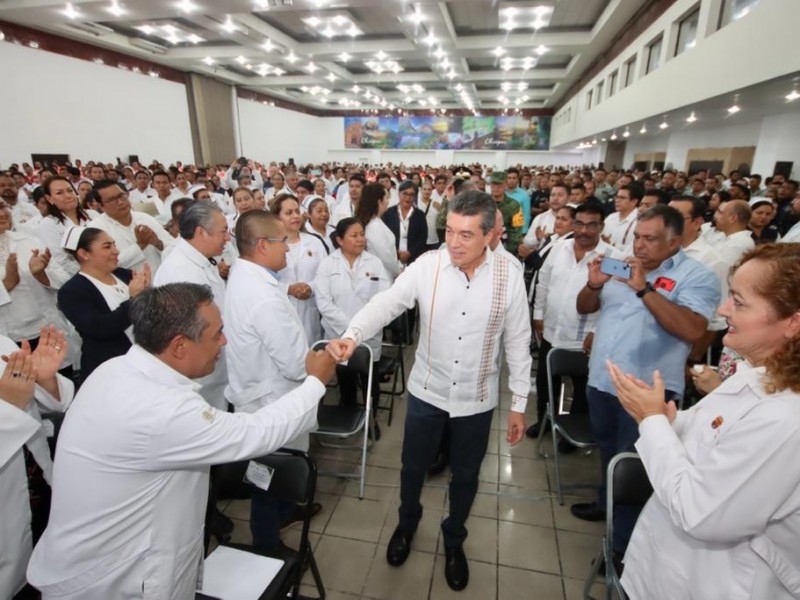 Otorgan reconocimientos a personal de salud al frente de pandemia