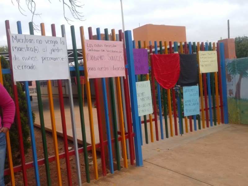 Otra escuela sin docente frente a grupo