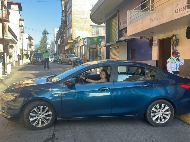 Otra “Lady”:  Funcionaria municipal bloquea vialidad en el centro de Xalapa