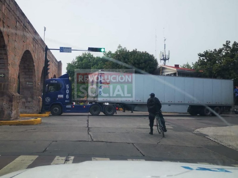 Otra vez, vehículo de carga daña Acueducto de Morelia