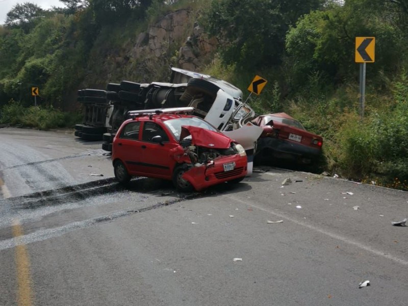 Otra volcadura, ahora en la Tuxcueca - Mazamitla