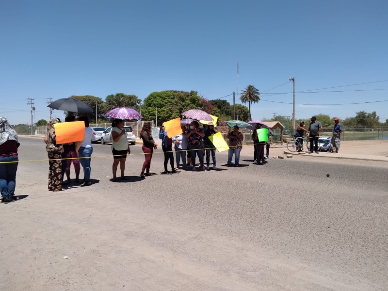 ¡Otro más! Familias bloquean calle, exigen regreso a clases