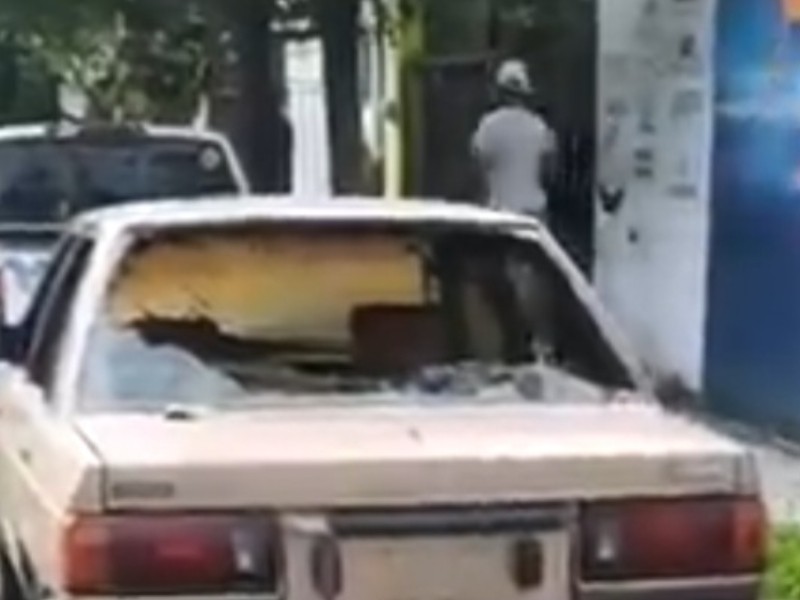 ¡Otro más! Incendian vehículo en colonia Manuel M. Dieguez