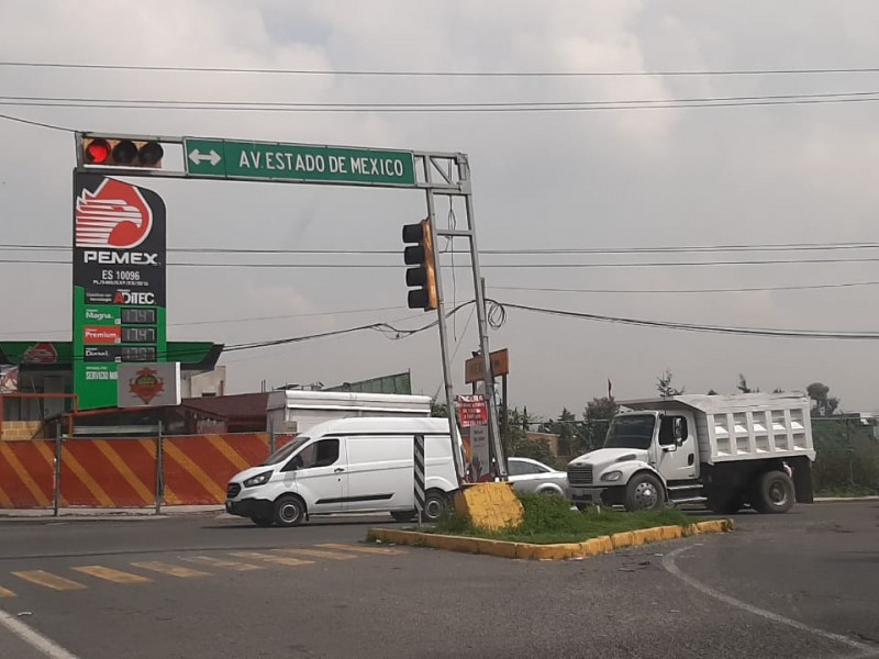 Otro semáforo a punto de caer en Metepec