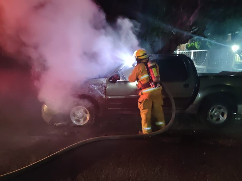 Otro vehículo incendiado en avenida De los Deportistas