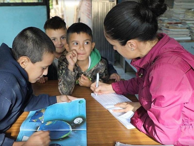 Otros 100 maestros a escuelas