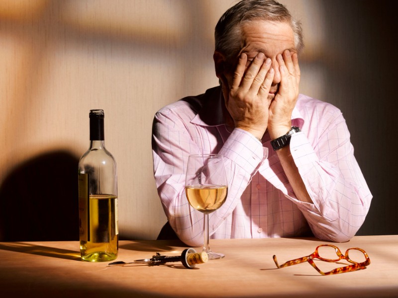 Oxford revela que incluso beber poco alcohol eleva el riesgo de demencia