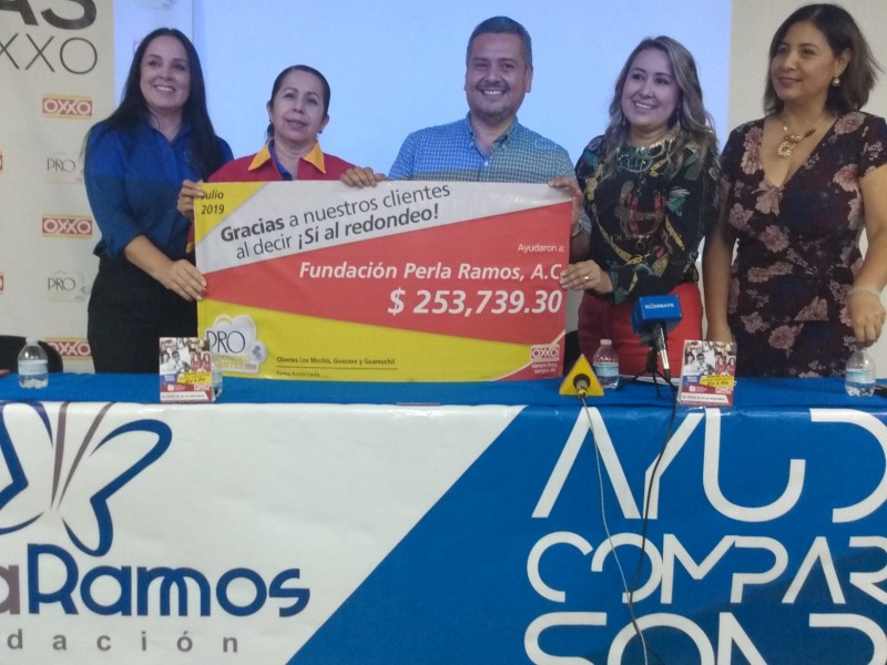 Oxxo entrega donativo a fundación Perla Ramos