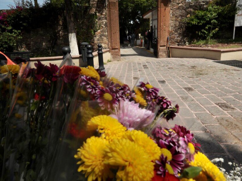 Pabellón de flores en día de muertos en SJR