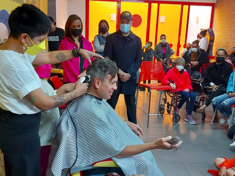Pablo Lemus se corta el cabello por niños con cáncer