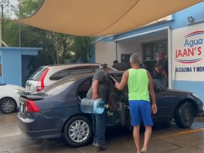 Paceños se abastecen y refuerzan hogares ante cercanía de huracán Priscilla