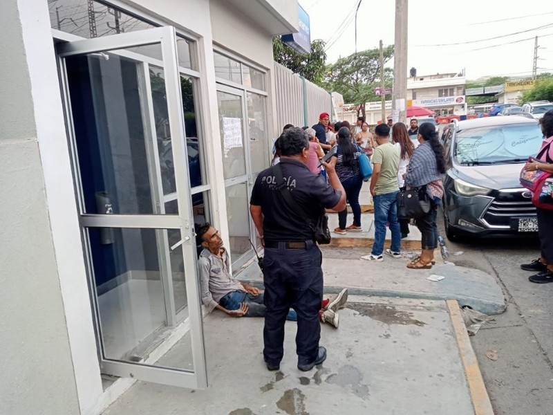 Paciente colapsa afuera del IMSS Salina Cruz por negativa médica