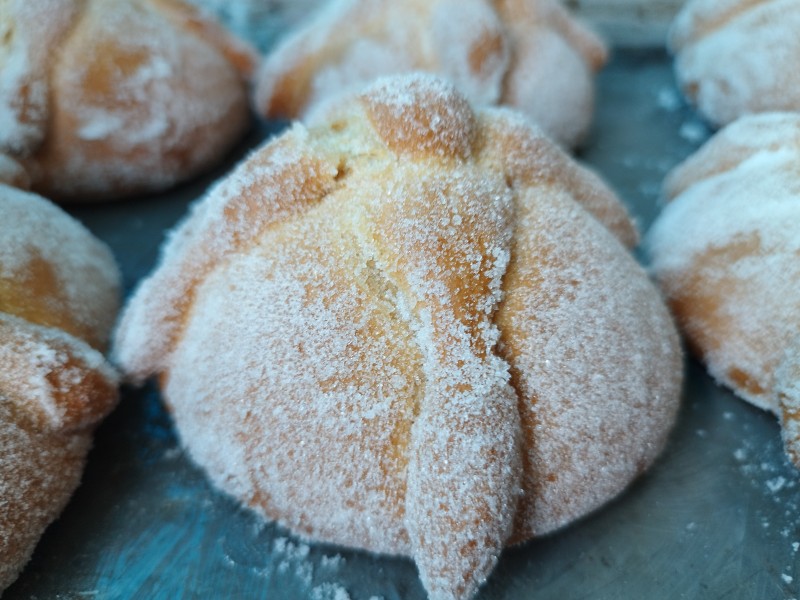 Pacientes con adicciones elaboran y venden pan de muerto