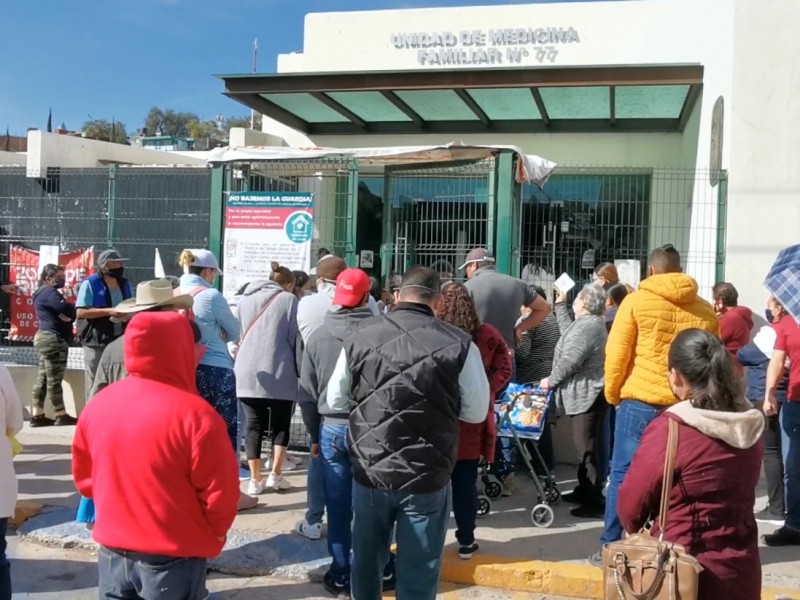 Pacientes mantienen aglomeración en acceso a clínica IMSS