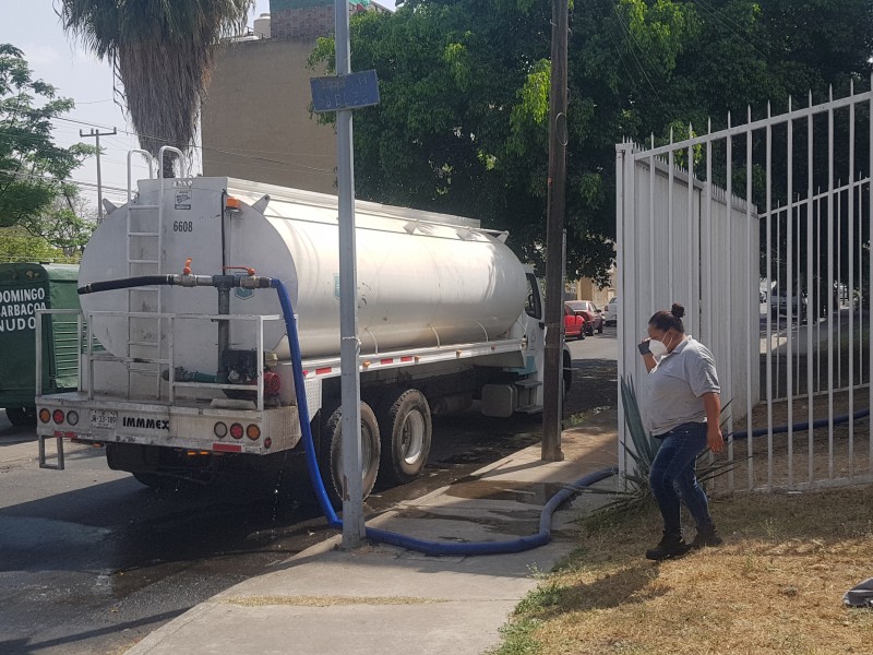 Padecen vecinos de El Retiro un mes sin agua