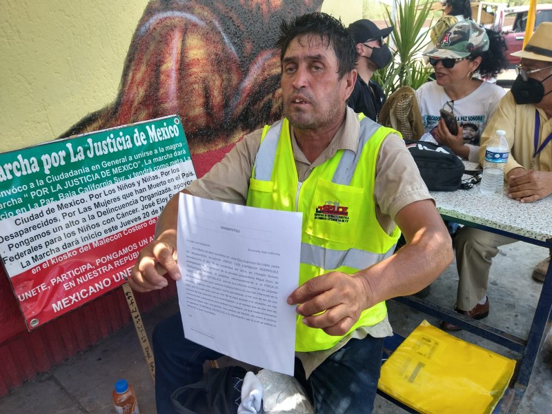 Padre camina de la Paz a CDMX por hijo desaparecido