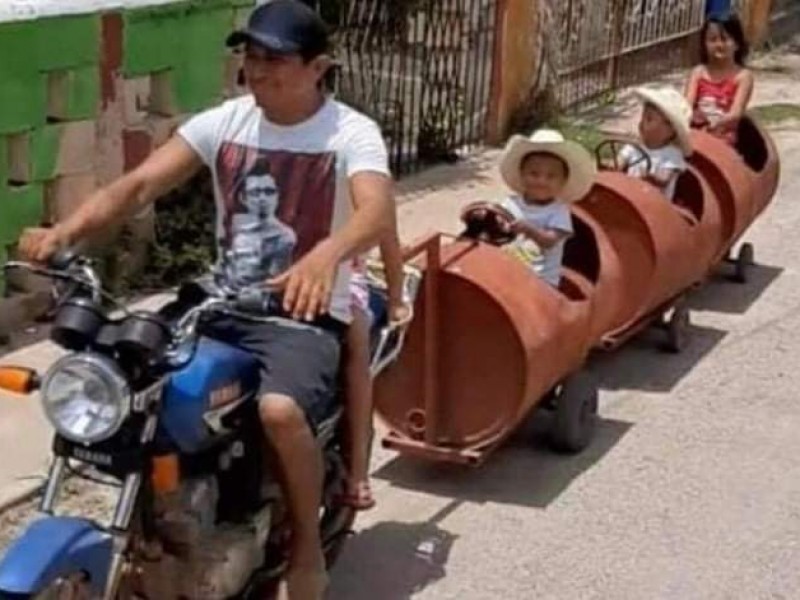 Padre construye tren de barriles a sus hijos